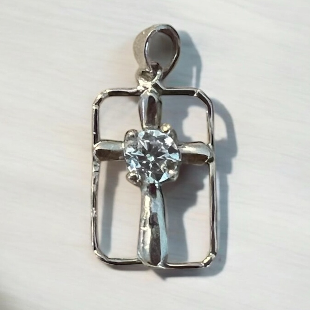 GUC~ 925 Sterling silver cross with center CZ. Vintage